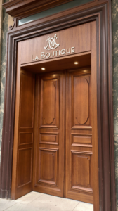 Operai durante la levigatura della pavimentazione della Boutique del Casinò